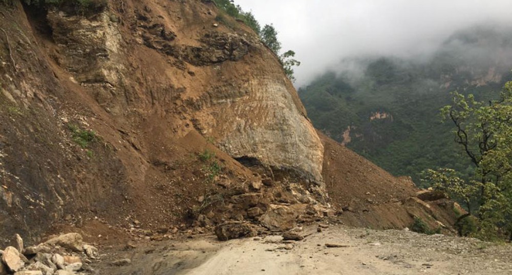 भीमफेदीको पान्द्राङमा पहिराका कारण यातायात अवरुद्ध