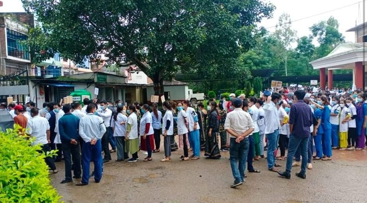 डाक्टरलाई मोसो दल्नेहरु नसमातिएपछि स्वास्थ्यकर्मीको आन्दोलन जारी, राप्ती प्रादेशिक अस्पतालमा तनाव