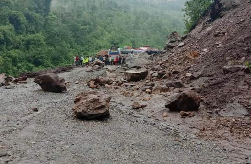 अविरल वर्षाले बाढी पहिरो जाँदा कर्णाली राजमार्ग अवरुद्ध