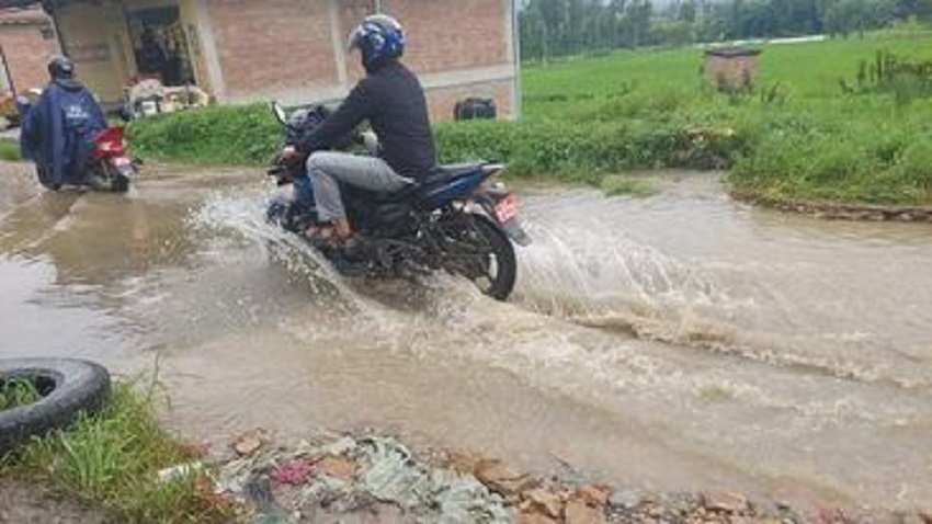 हजारौँ पर्यटक हिँड्ने बाटो हुँदै बग्छ कुलोकाे पानी