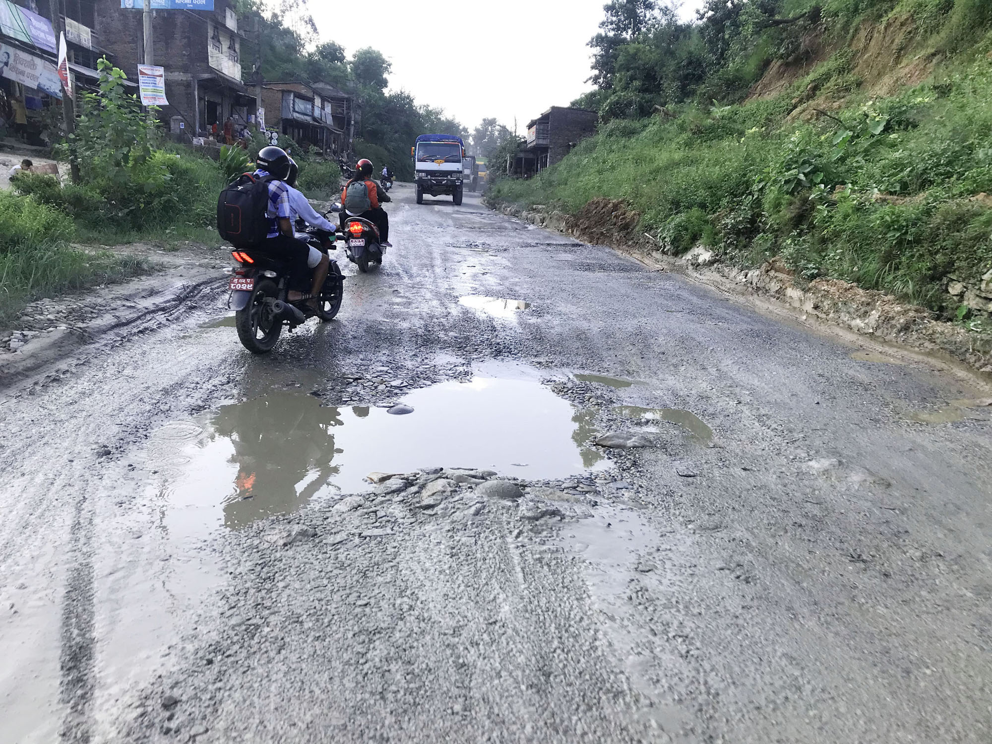 पृथ्वी राजमार्ग मर्मतमा करोडौँ खर्च, सडकको अवस्था उस्तै