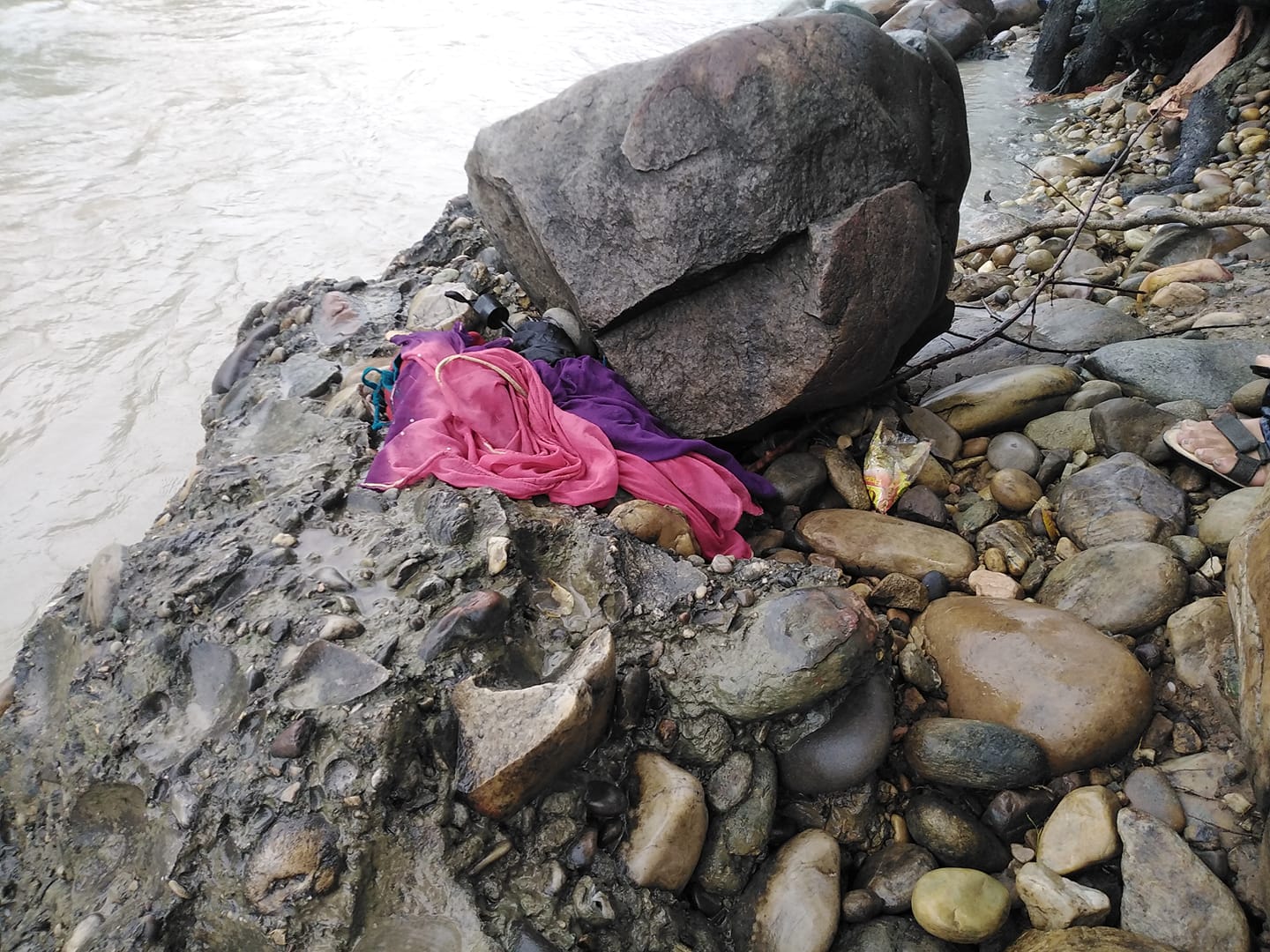 मोबाइल, कपडा, चेक किनारमै छाडेर भेरी नदीमा हामफालिन् महिला
