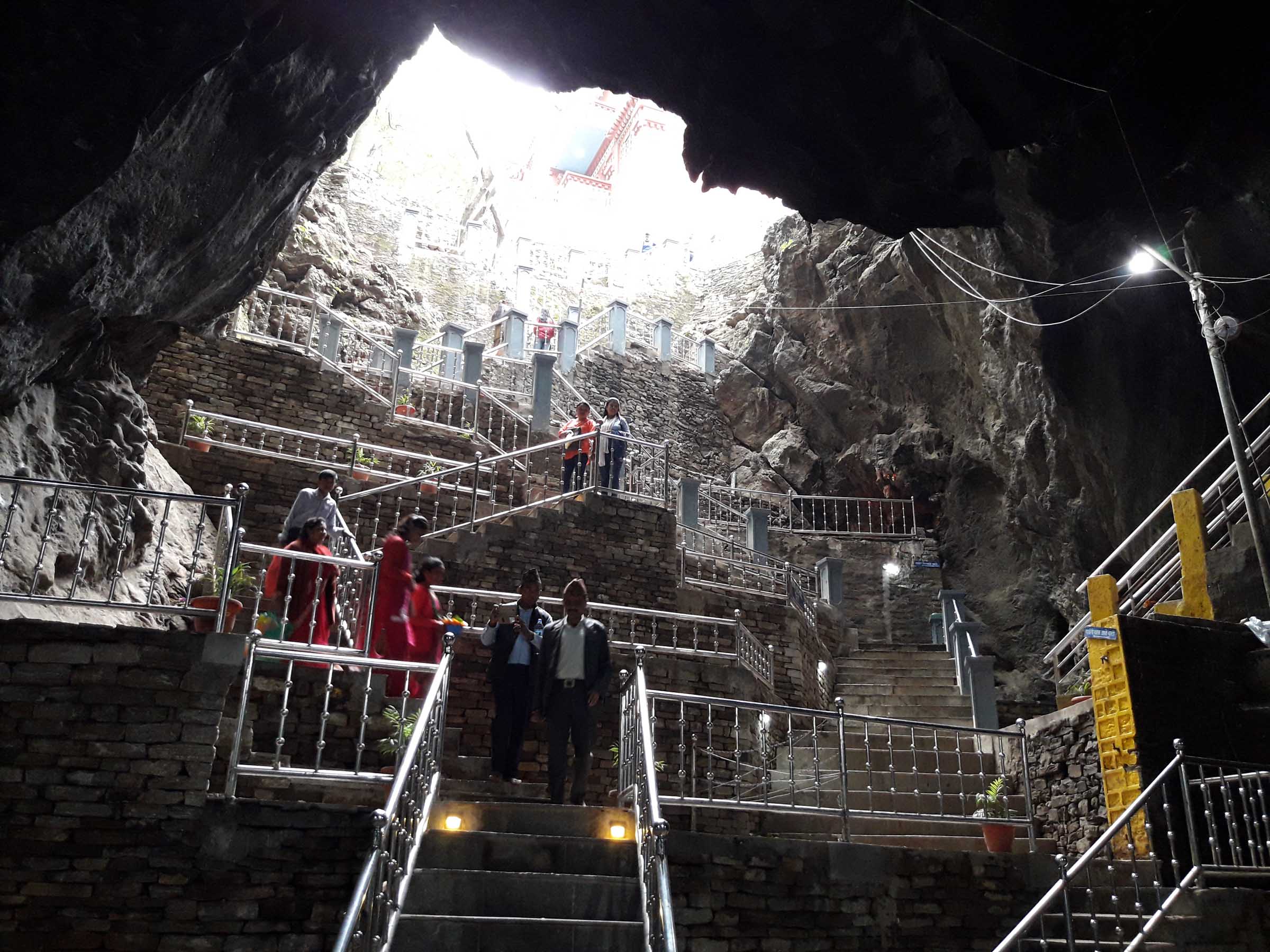 कोभिडका कारण बन्द हलेसी मन्दिर चार महिनापछि खुल्याे