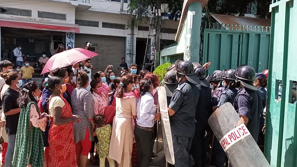 इटहरीका मेयर चौधरीको कार्यकक्षमा महिलाले लगाए ताला