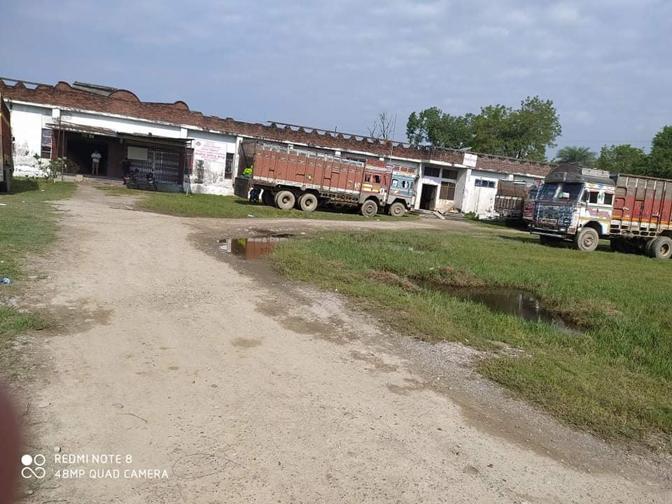 ६ भारतीय नम्बर प्लेटका ट्रकसहित ३३ लाख मूल्यको अवैध केराउ बरामद