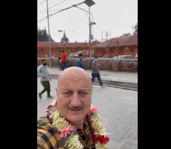 फिल्म छायाँंकनका लागि काठमाडौं आएका अनुपम खेरले गरे पशुपतिको दर्शन, शान्तिका लागि प्रार्थना