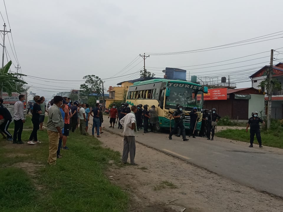 चितवन दुर्घटना अपडेट : स्थानीय र प्रहरीबीच झडप, दर्जनौं सेल अश्रुग्यास प्रहार