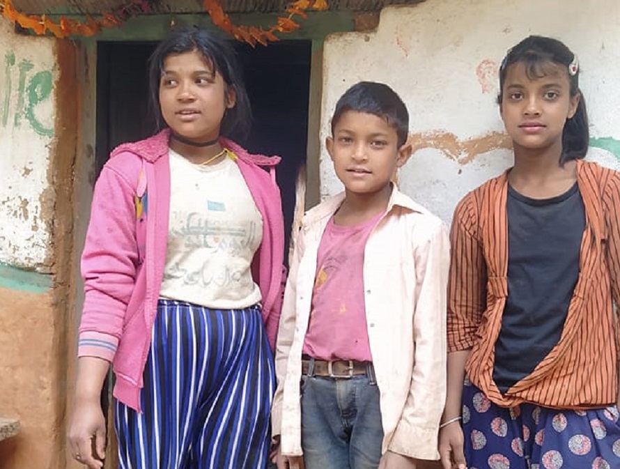 बुबाको मृत्यु र आमाले दोस्रो बिहे गरेपछि १४ वर्षीय संगीता भाइबहिनी पढाउँदै घर सम्हाल्छिन्
