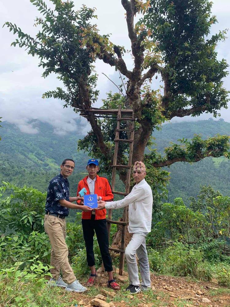 धनकुमारले अब अनलाइन पढ्न रुखमा डेरा बनाउन नपर्ने, गाउँमै पुग्याे फाेरजी सेवा