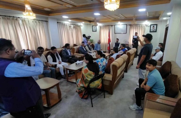 राष्ट्रिय परिचयपत्र अनिवार्य गर्ने मिति पछि धकेल्न गृहमन्त्रीलाई एमालेकोआग्रह