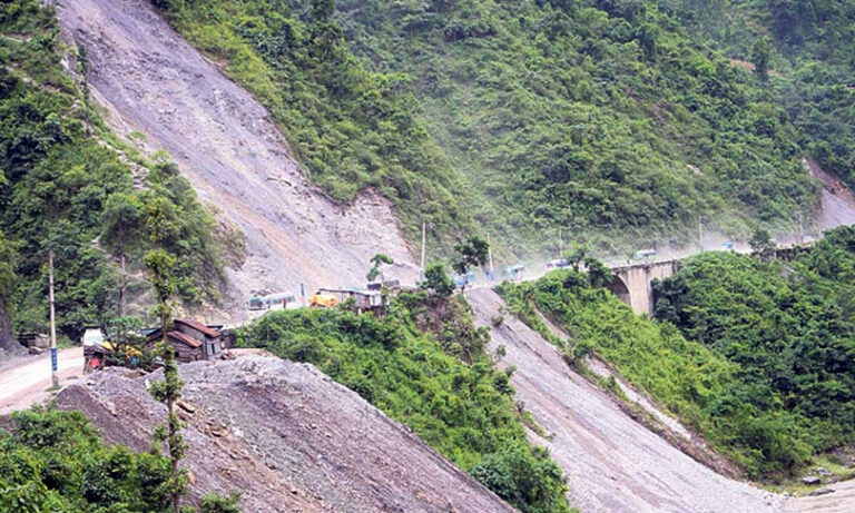 जलवीरेमा पहिरो खस्दा नारायणगढ –मुग्लिन सडक अवरुद्ध