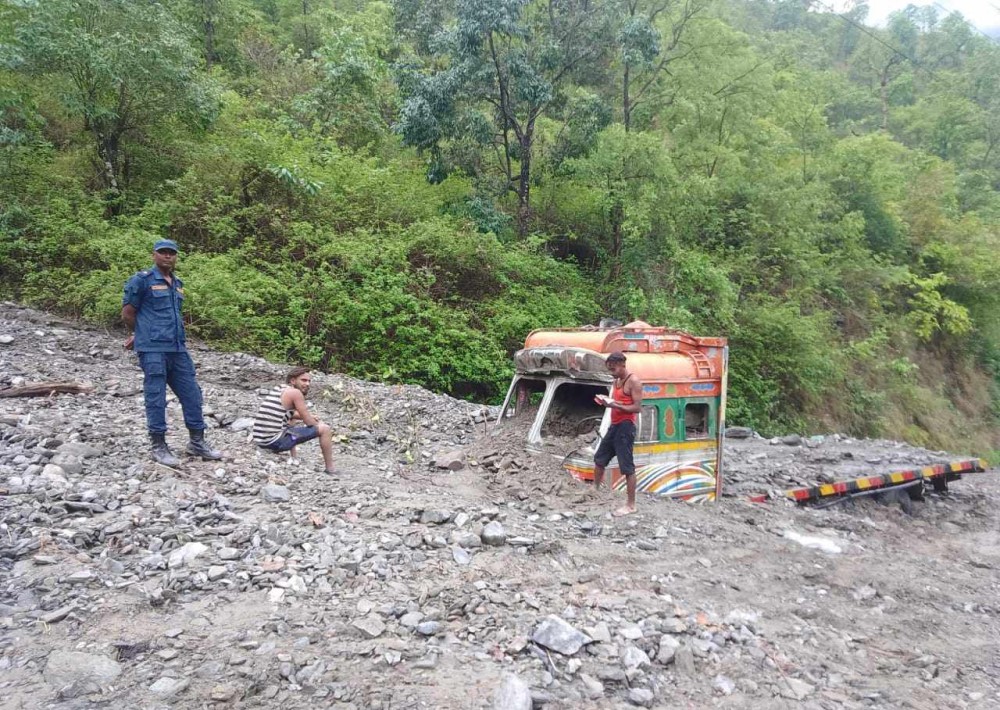 गए राति पहिरो खस्दा मध्यपहाडी लोकमार्ग अवरुद्ध, ट्रक पुरियो