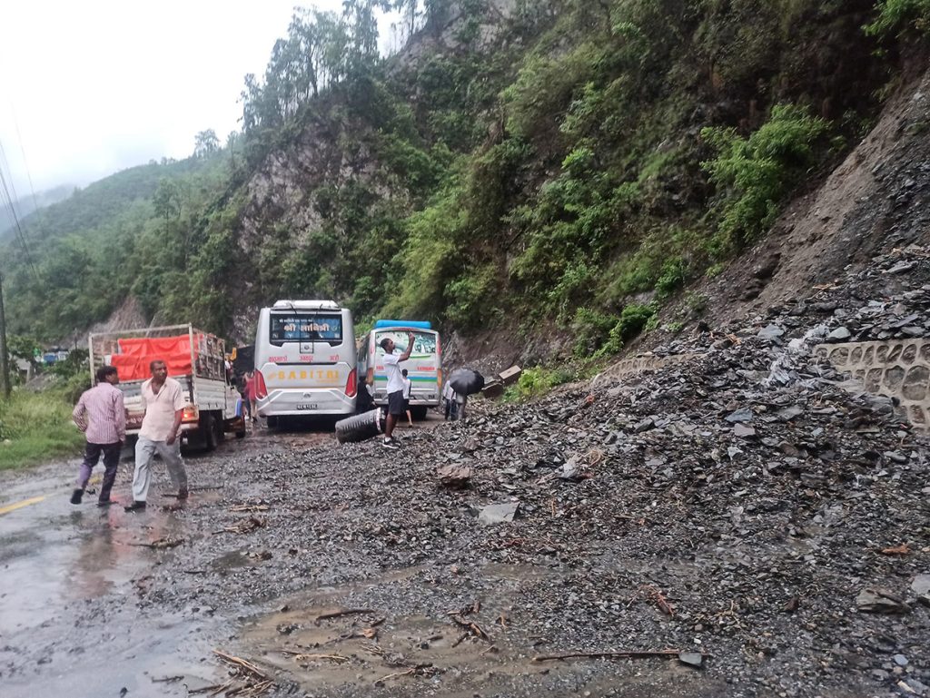 पहिरोले  अवरुद्ध भएको अवरुद्ध भएको पृथ्वी राजमार्ग सञ्चालनमा