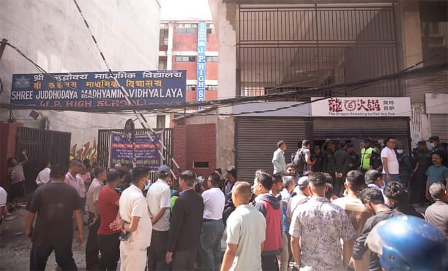 सामुदायिक बिद्यालयले भाडामा लगाएको सटरमा महानागरको ताला