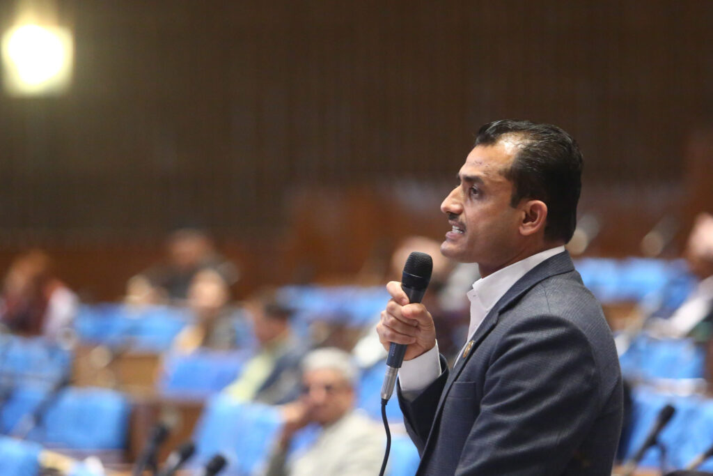 गिरिबन्धु प्रकरणका आत्तिएर समीकरण परिवर्तन गर्ने दलले माओवादीलाई नैतिकताको पाठ पढाउन सुहाउन्न :- सापकोटा