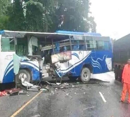 बस र तेल बोकेको ट्याङ्कर ठोक्किँदा १५ जना घाइते