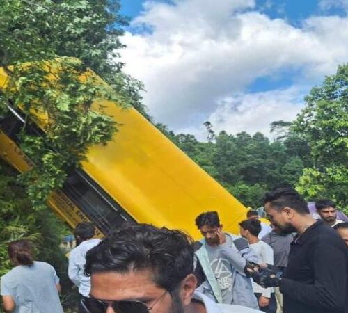 पोखरामा विद्यार्थी बोकेको स्कुल बस दुर्घटना