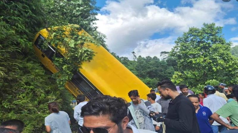 पोखरामा विद्यार्थी बोकेको स्कुल बस दुर्घटना