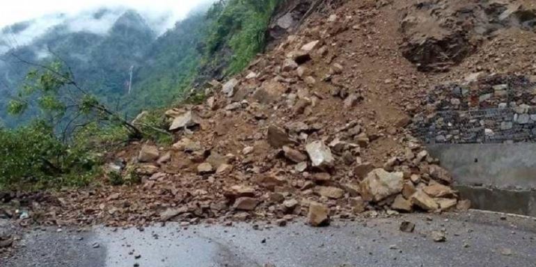 अवरुद्ध मध्यपहाडी लोकमार्ग अझैसम्म खुल्न सकेन