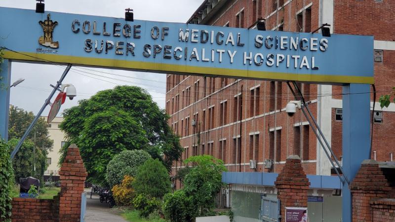 चितवनको मेडिकल कलेजको तेस्रो तलाबाट एक बिरामीले हाम फाले