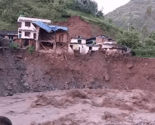 घर बगाउँदा तीन बालबालिका पुरिए