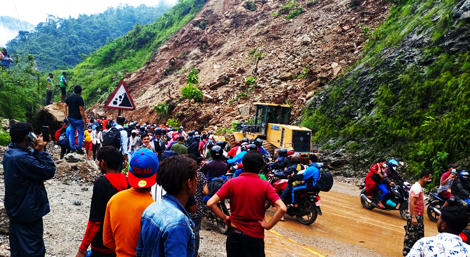३ मौवाखोलामा आज बिहान पहिरो खस्दा पृथ्वी राजमार्ग अवरुद्ध