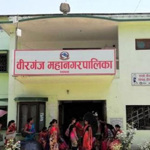 वीरगञ्ज महानगरले तीन उद्योगको मुख्यद्वारमा फोहर थुपारिदियो