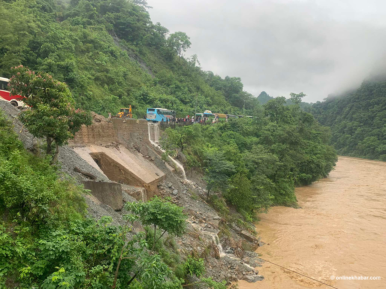 पहिरो दुर्घटनास्थलमा एकतर्फी सडक खुल्यो, कालीखोलामा केहिसमय लाग्ने