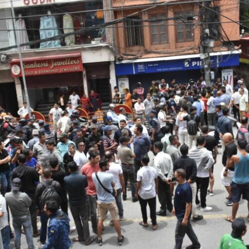 न्यूरोड क्षेत्रको फुटपाथ विस्तार कार्यमा स्थानीयल अवरोध