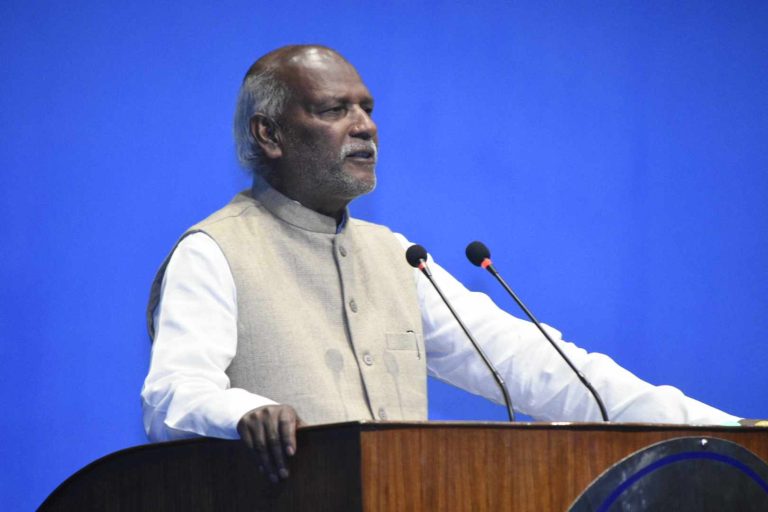 धैर्यता राख्नुस्, संविधानको धारा ७६ (३) कै सरकार बन्छः महिन्द्र यादव