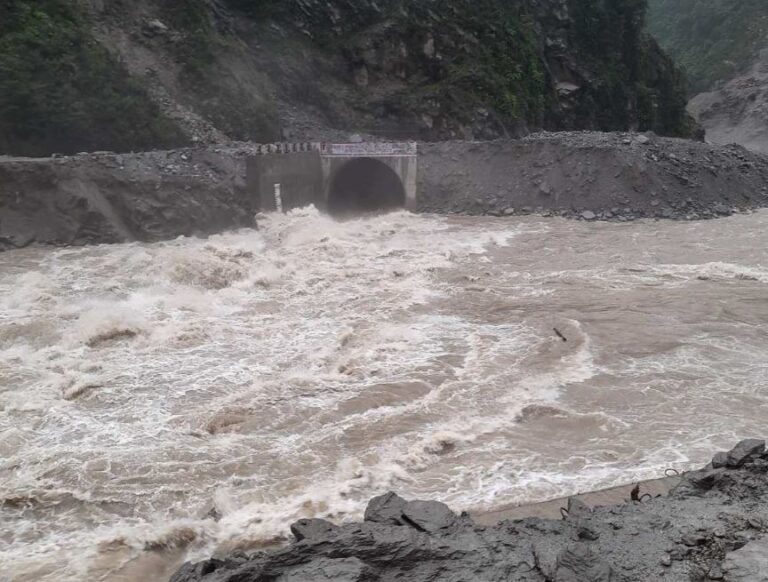 अरुण तेस्रो जलविद्युत आयोजनाको डाइभर्सन टनेल थुनियो