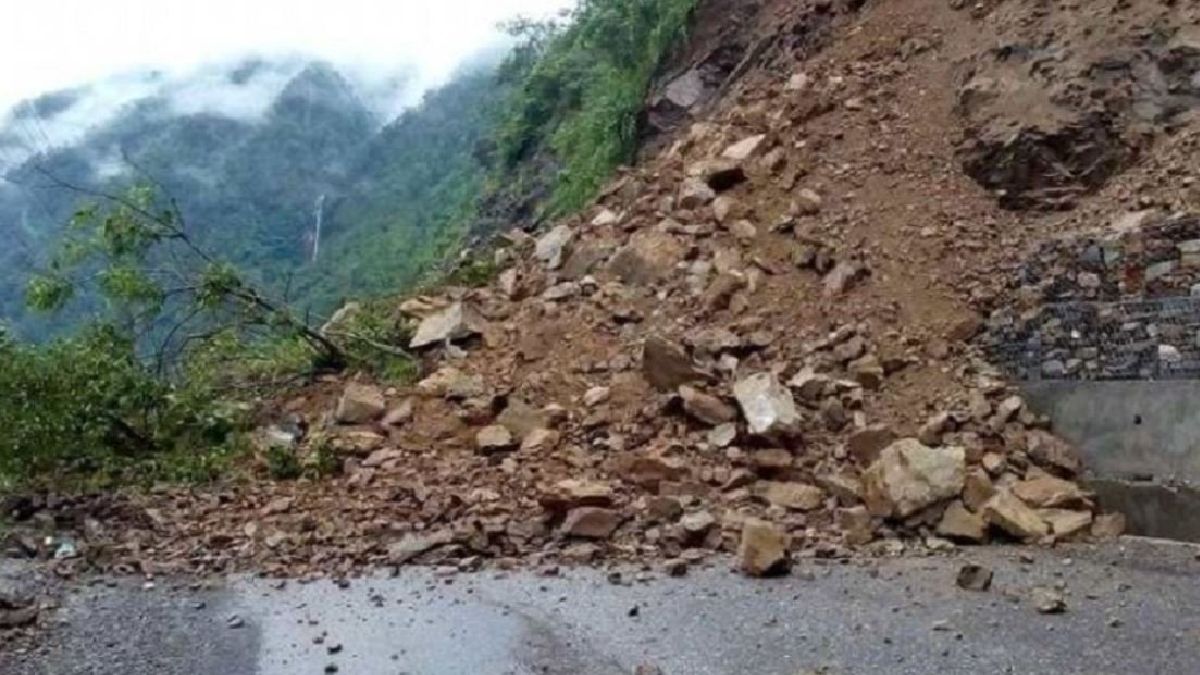 अरनिको राजमार्गमा पहिरो, गएराती देखि सडक अवरुद्ध