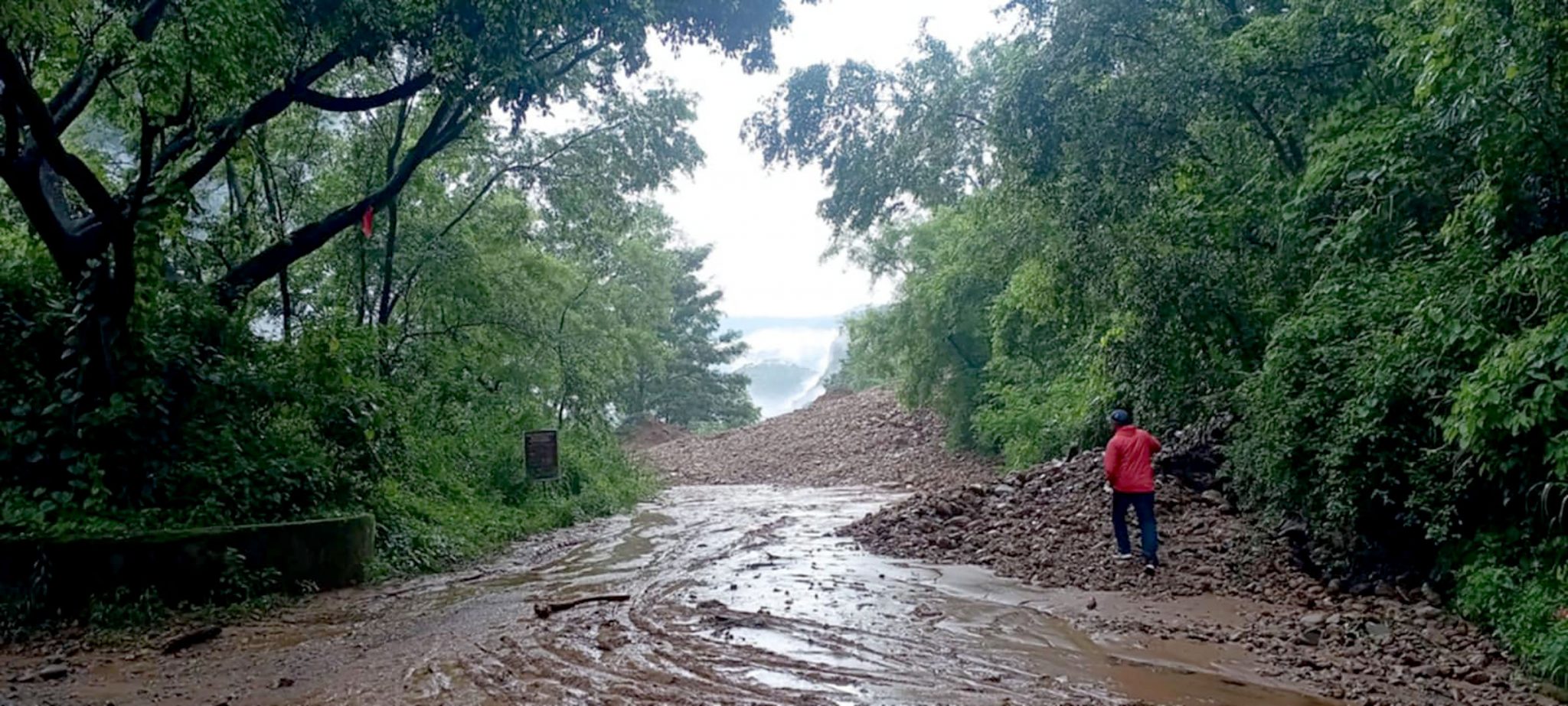 मध्यपहाडी लोकमार्ग पूर्ण रुपमा अवरुद्ध