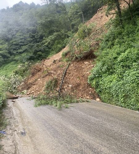 पहिरोको कारण नौविसे-नागढुङ्गा सडक खण्ड अवरुद्ध