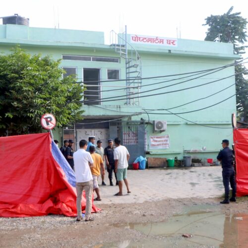 बस दुर्घटनाका मृतकको शव परीक्षण भरतपुर अस्पतालमा सुरु
