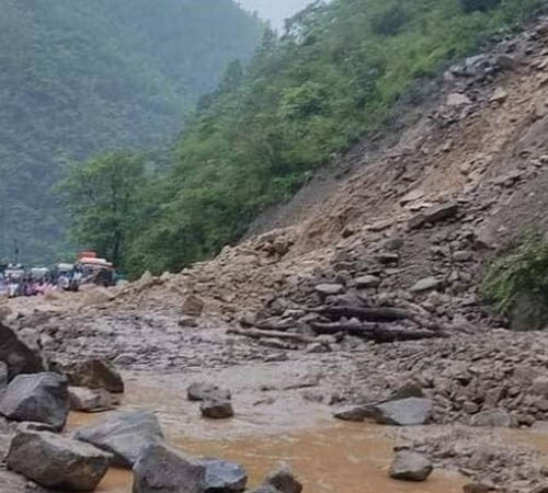 गुडी रहेको बसमाथि पहिरो खस्यो, थप विवरण आउन बाकी