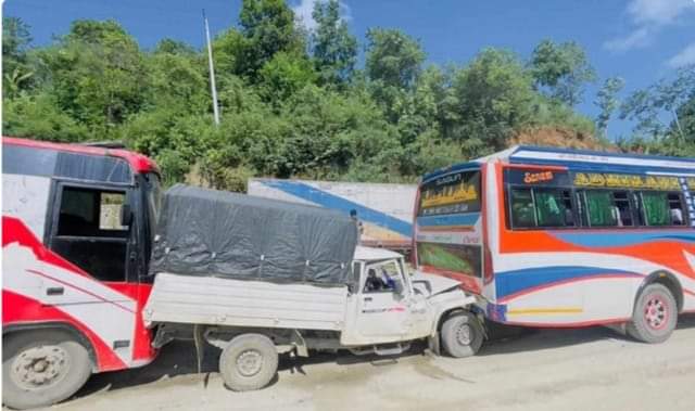 तनहुँमा ६ वटा गाडी ठोक्किँदा ४ जना घाइते