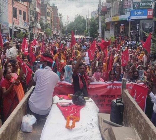 शवसहित जनकपुरधाममा मिटरब्याज पीडितको प्रदर्शन