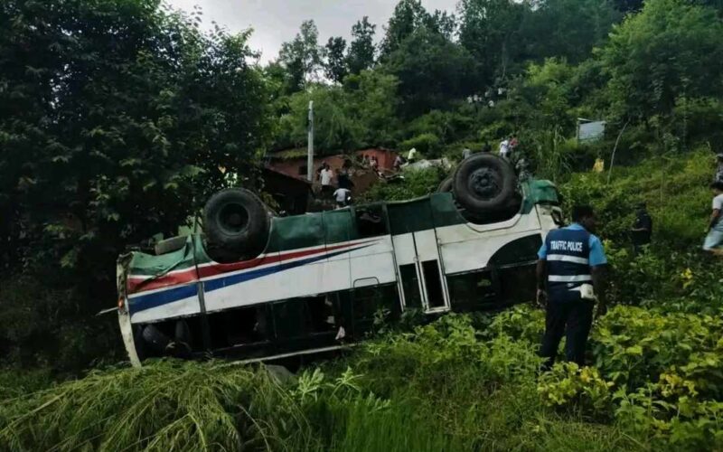 डोटीमा बस दुर्घटना, १६ जना घाइते