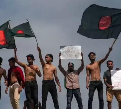बंगलादेशमा प्रदर्शनकारीद्वारा  प्रधानमन्त्री निवासमा तोडफोड गरेर लुटपाट