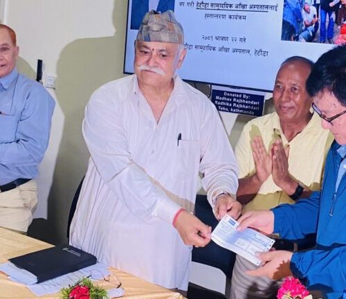 राप्रपाका सांसद सिंहले एक वर्षको तलब सहित ९ लाख ९९ सय हजार ९९ रुपैयाँ तिलगंगा सामु्दायिक आँखा अस्पताललाई हस्तान्तरण