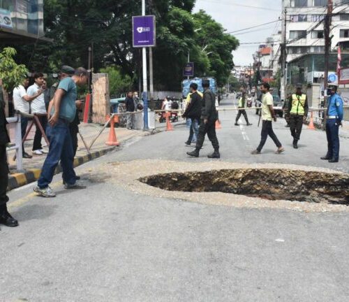 टुकुचा खोलामाथीको सडक भासियो, सवारी आवागमन ठप्प, एक प्रहरी इन्स्पेक्टर घाइते