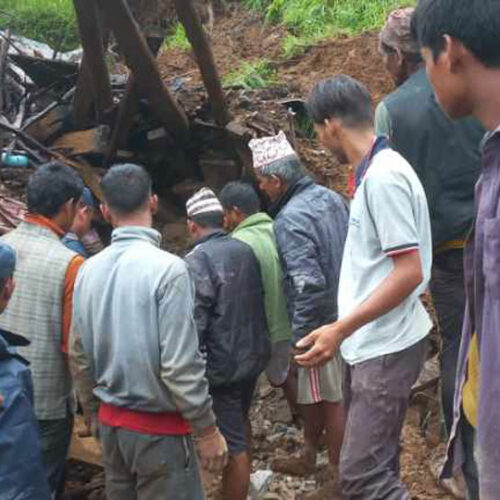 अविरल वर्षासँगै आएको पहिरोमा परी चारजनाको मृत्यु