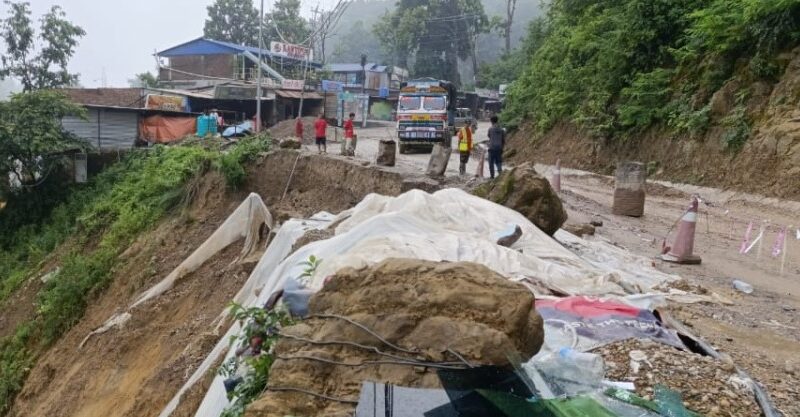दाउन्नेमा सडक भासियो, यातायात संचालनमा रोक