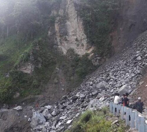 धादिङको मलेखुनजिकै पहिरो खस्दा पृथ्वी राजमार्ग अवरुद्ध