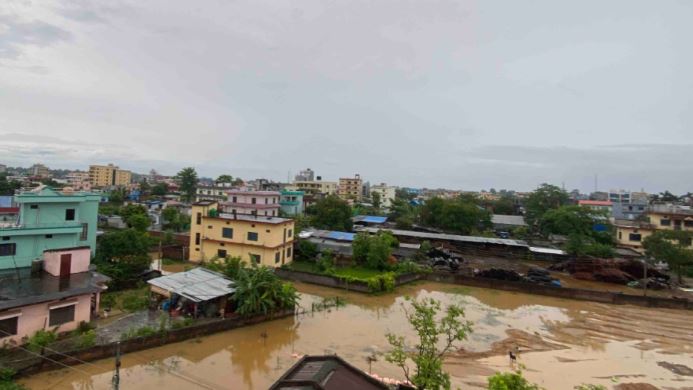 कैलालीमा भारी वर्षा भएपछि चुरे क्षेत्र आसपासका वस्ती डुबानमा 1 9