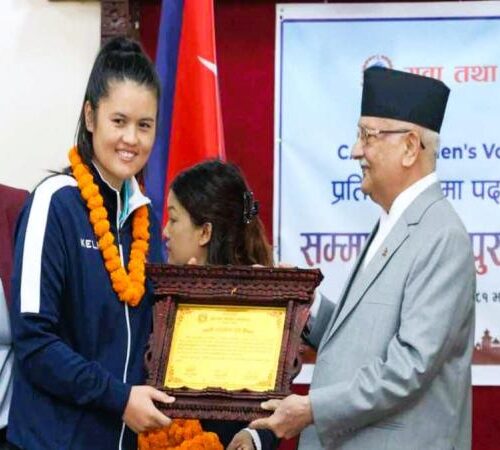 प्रधानमन्त्रीद्धारा महिला भलिबल खेलाडीलाई जनही ३ लाख नगदसहित पुरस्कार प्रदान