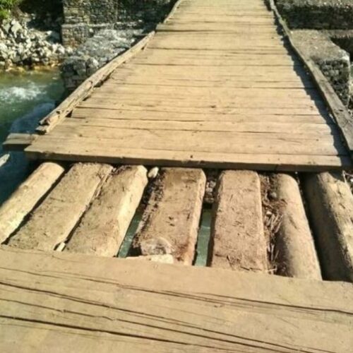 नदी तर्ने क्रममा काठेपुलबाट खसेर मोटरसाइकल चालक बेपत्ता