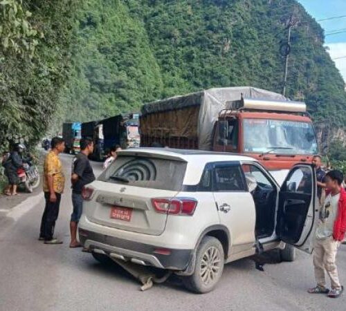 मुग्लिन-नागढुंगा सडकखण्ड अन्तर्गत जवाङ खोला नजिक ट्रक र कार ठोक्किए