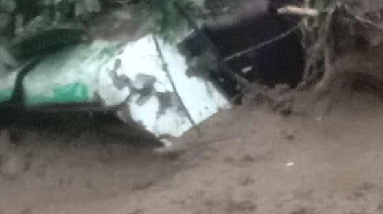 झ्याप्ले खोलामा पहिरोमा पुरिएका दुई बसबाट १४ जना यात्रुको शव निकालियो 1 121 1